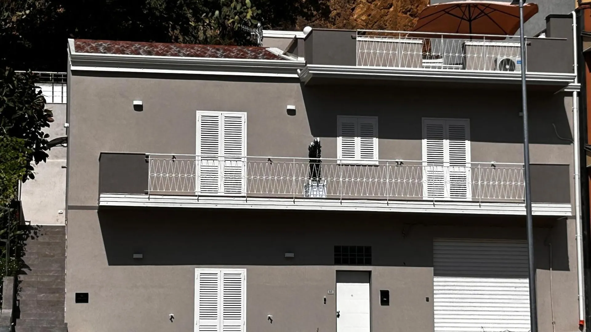 ブローロ Townhouse Piraino Bed & Breakfast