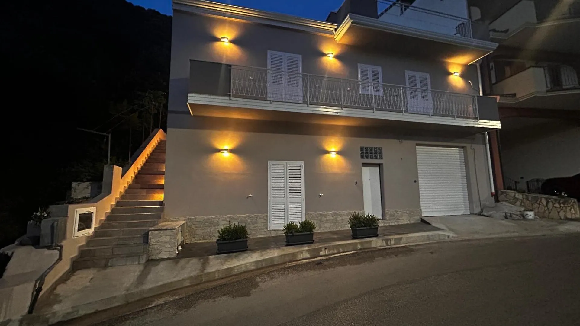 ブローロ Townhouse Piraino Bed & Breakfast
