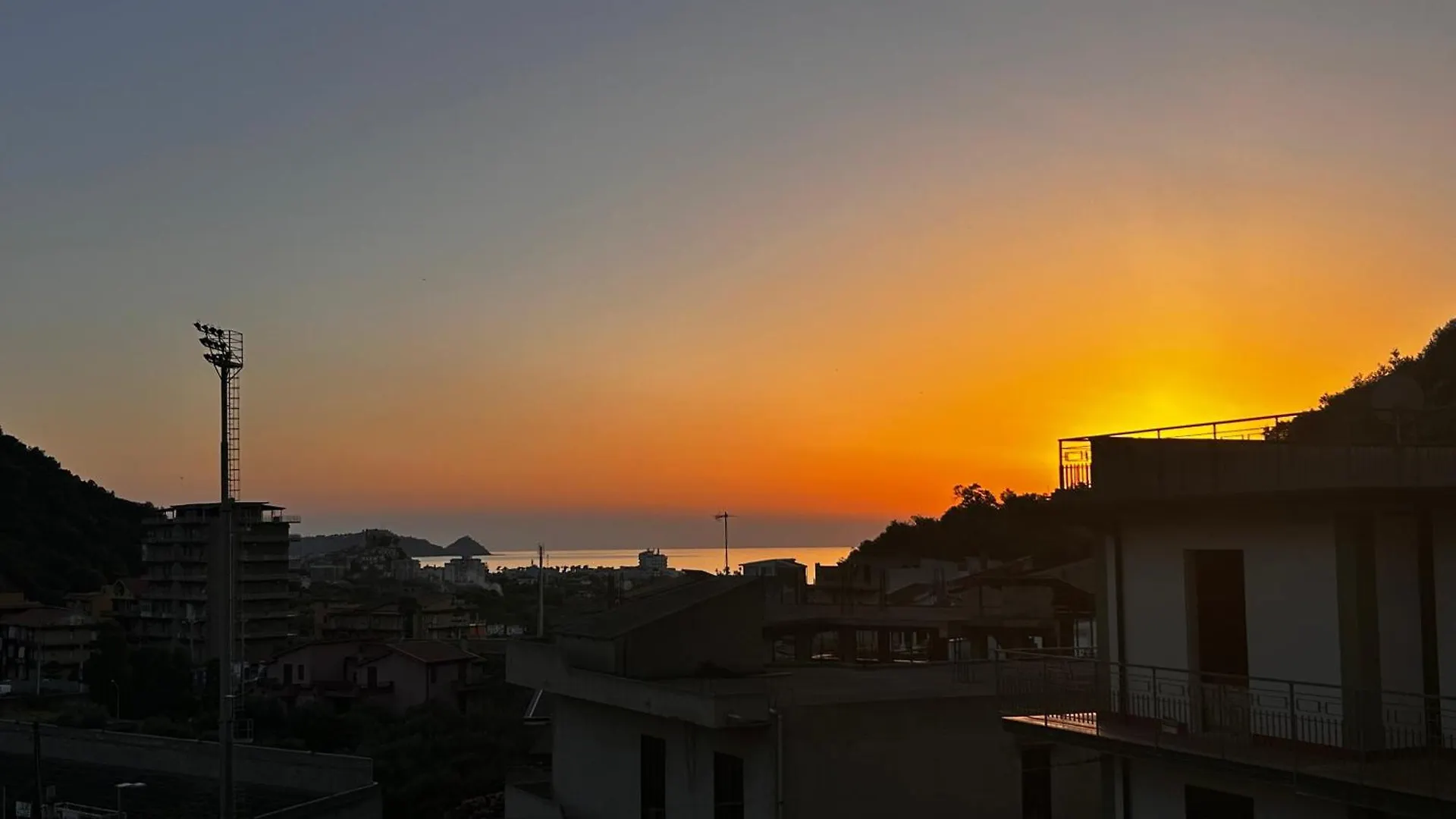 ブローロ Townhouse Piraino Bed & Breakfast